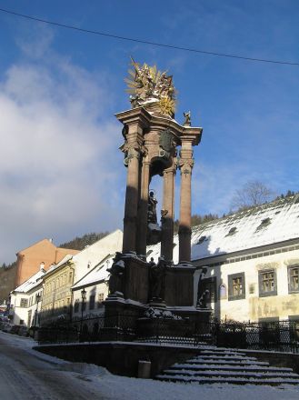 Pestmonument från 1700-talet föreställande den heliga treenigheten (Heliga Treenighetens torg).